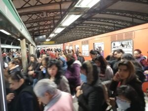 メキシコシティの満員電車